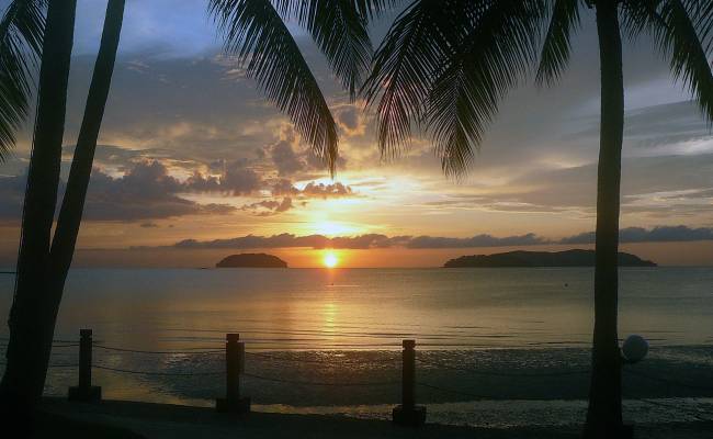 Západ slunce v Tanjung Aru beach