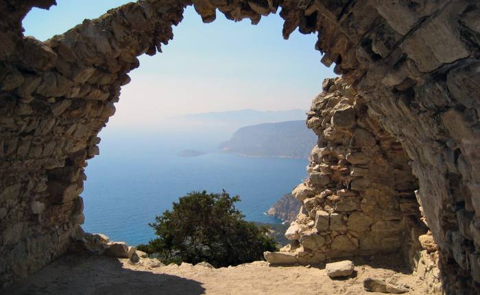 Výhled a ruiny hradu Monolithos