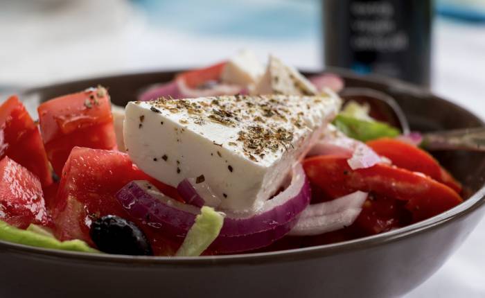 Řecké saláty z čerstvých surovin jsou velmi oblíbené