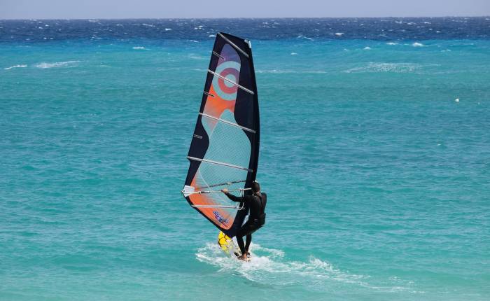 Windsurfing je na Kosu populární